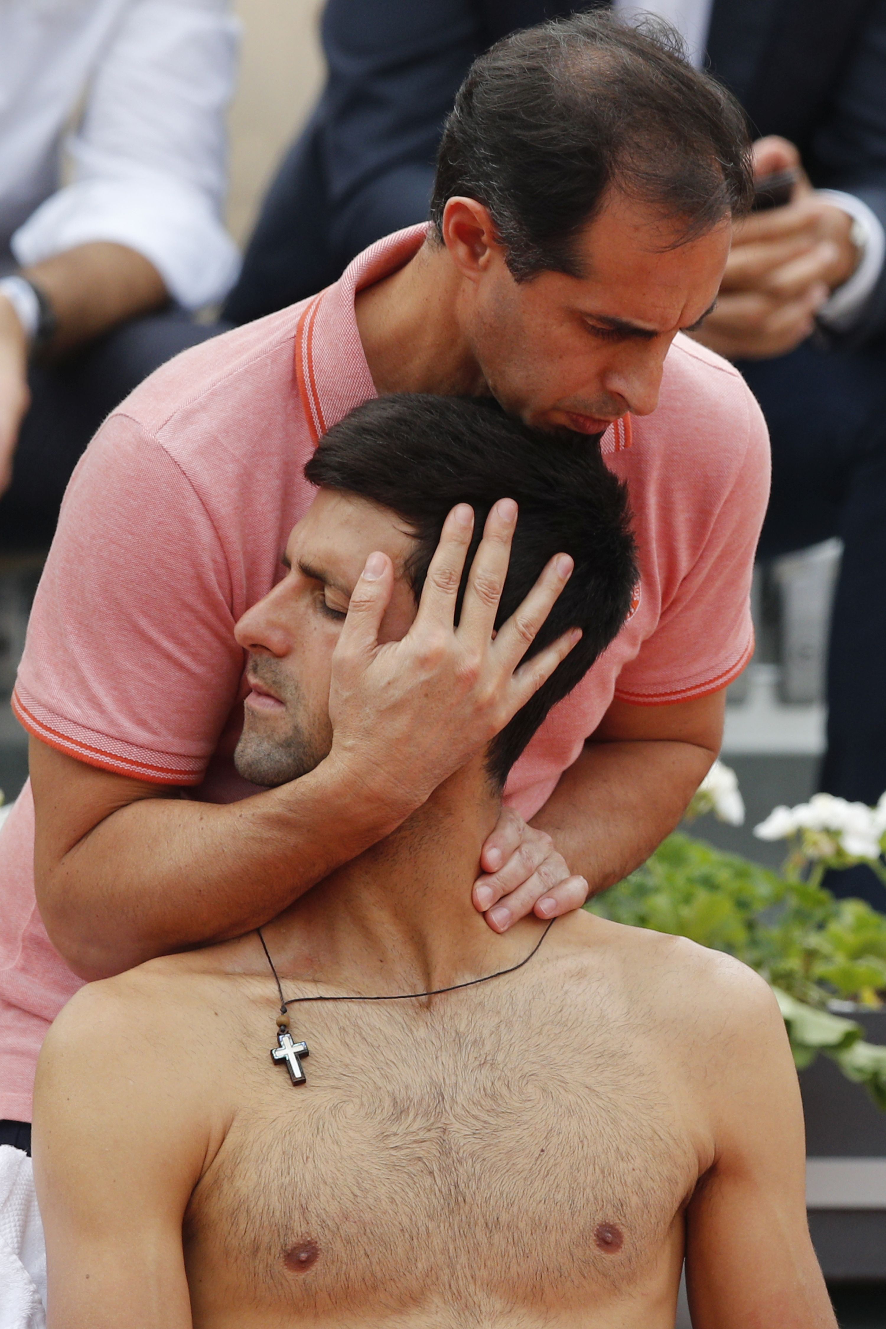Novak Djokovič v opatere fyzioterapeuta na turnaji Roland Garros.