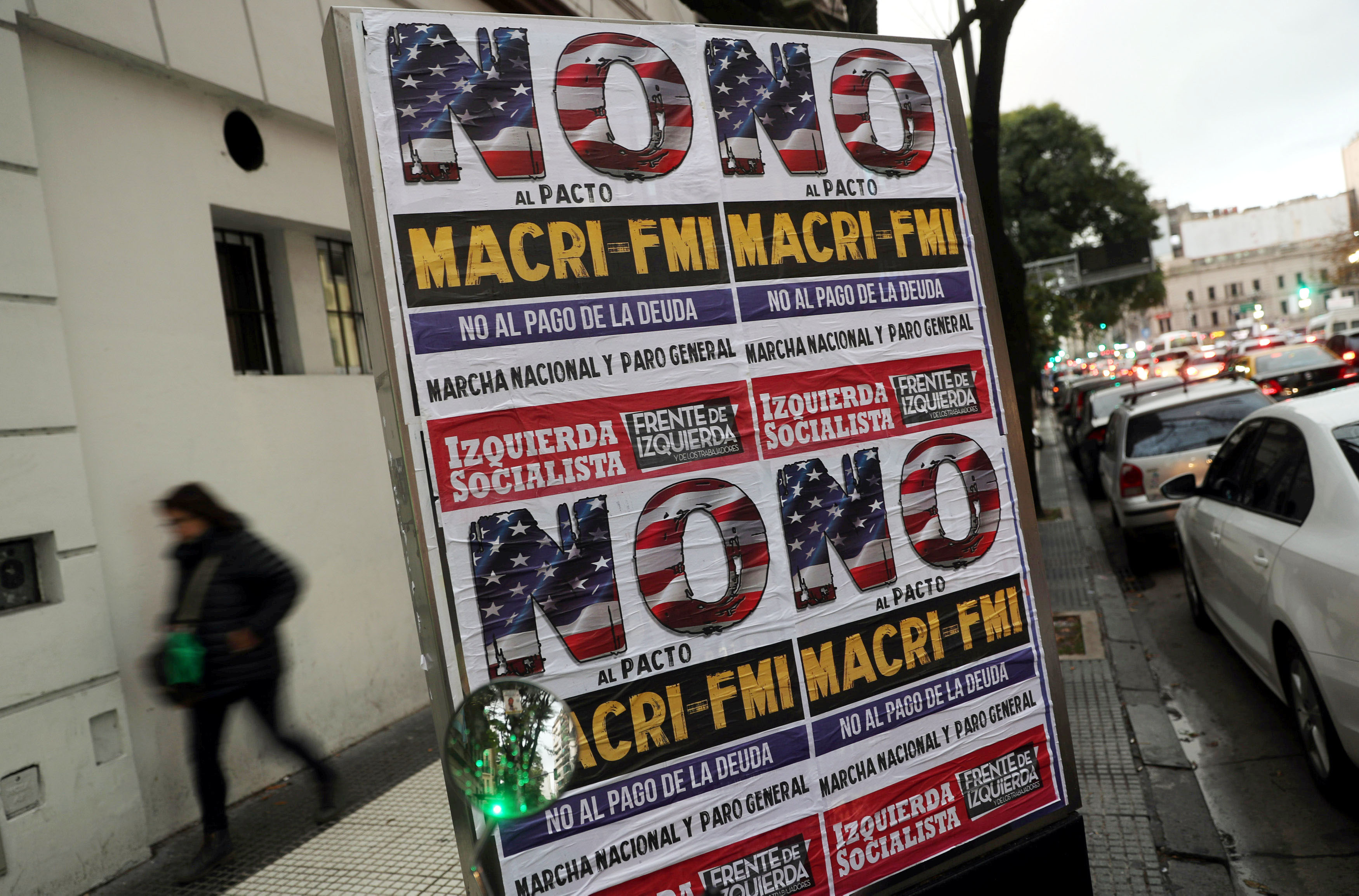 Protestné plagáty proti dohode argentínskeho prezidenta Mauricia Macriho s Medzinárodným menovým fondom.