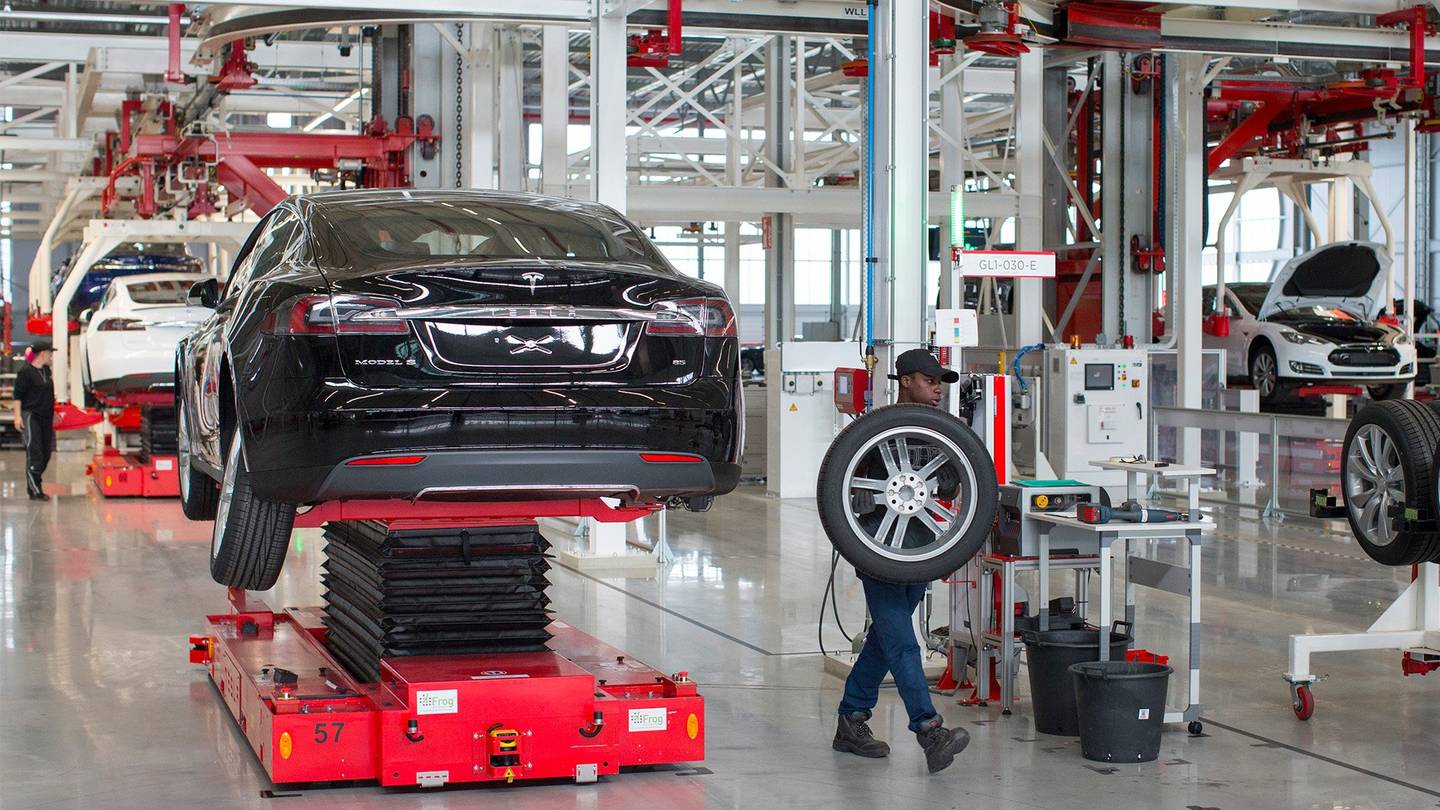 Kým linky väčšiny automobiliek stoja alebo bežia na zlomok kapacity, Tesla produkuje vo svojich dvoch fabrikách v USA a v Číne autá na plné obrátky.