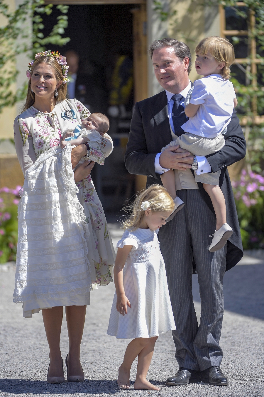 Princezná Madeleine počas krstu princeznej  Adrienne v šatách Giambattista Valli spolu s manželom Christopherom O'Neillom a ich deťmi, princeznou  Leonore a princom Nicolasom.