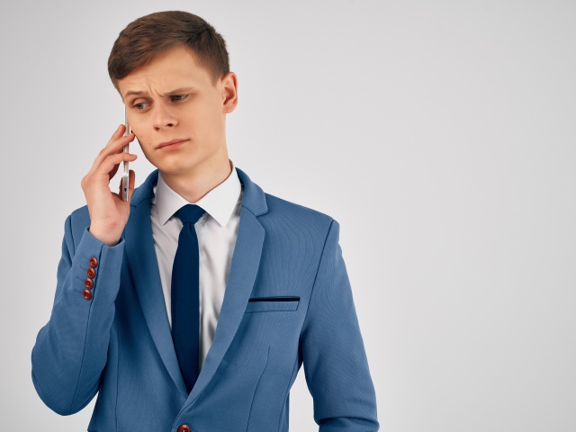 Muž telefón telefonát mobil volanie