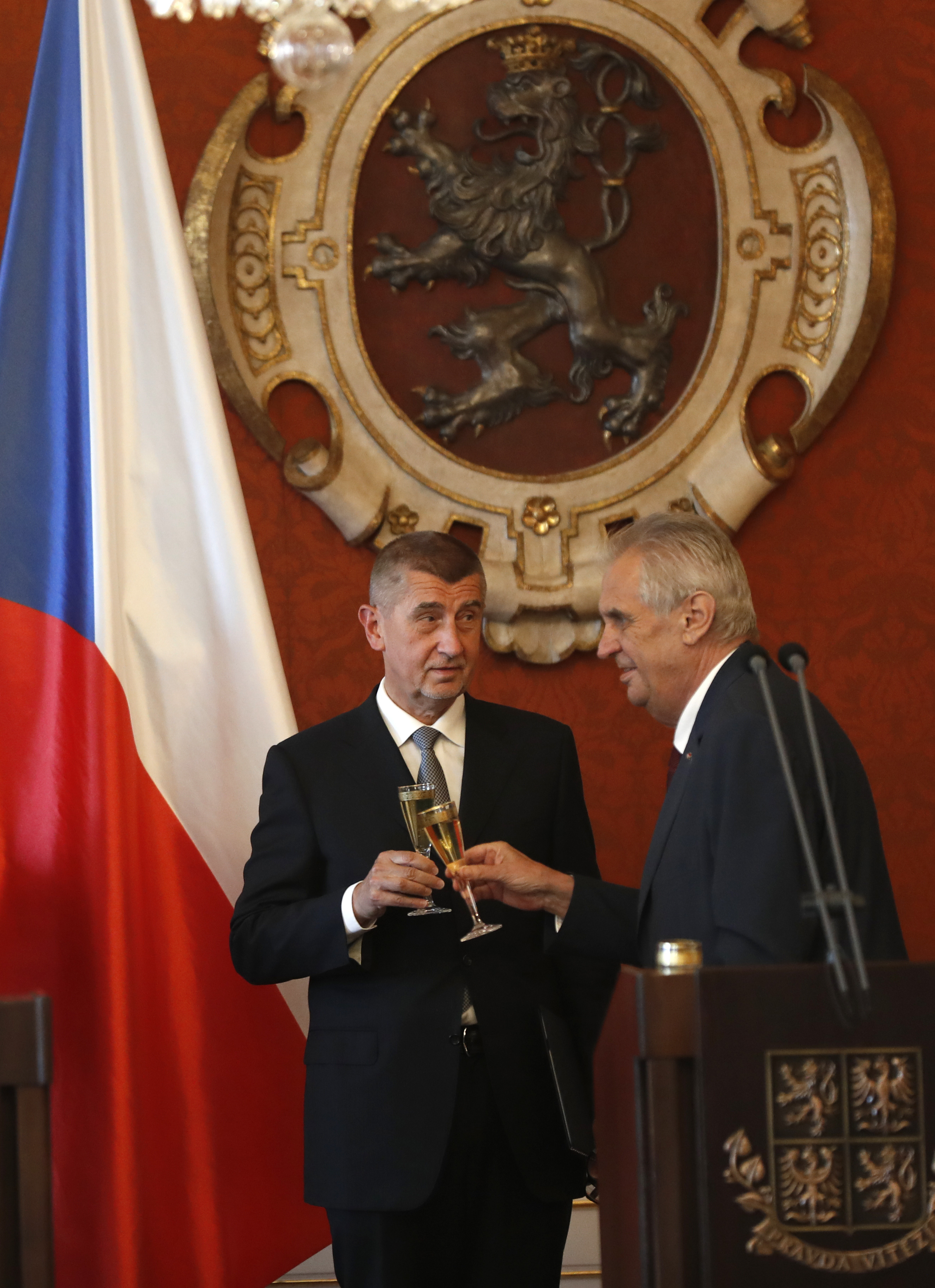 Český prezident Miloš Zeman (vpravo) a premiér českej vlády Andrej Babiš na archívnej snímke po po odovzdaní poverovacieho dekrétu Babišovi na Pražskom hrade v Prahe 6. júna 2018.