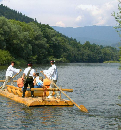 Splav na pltiach.