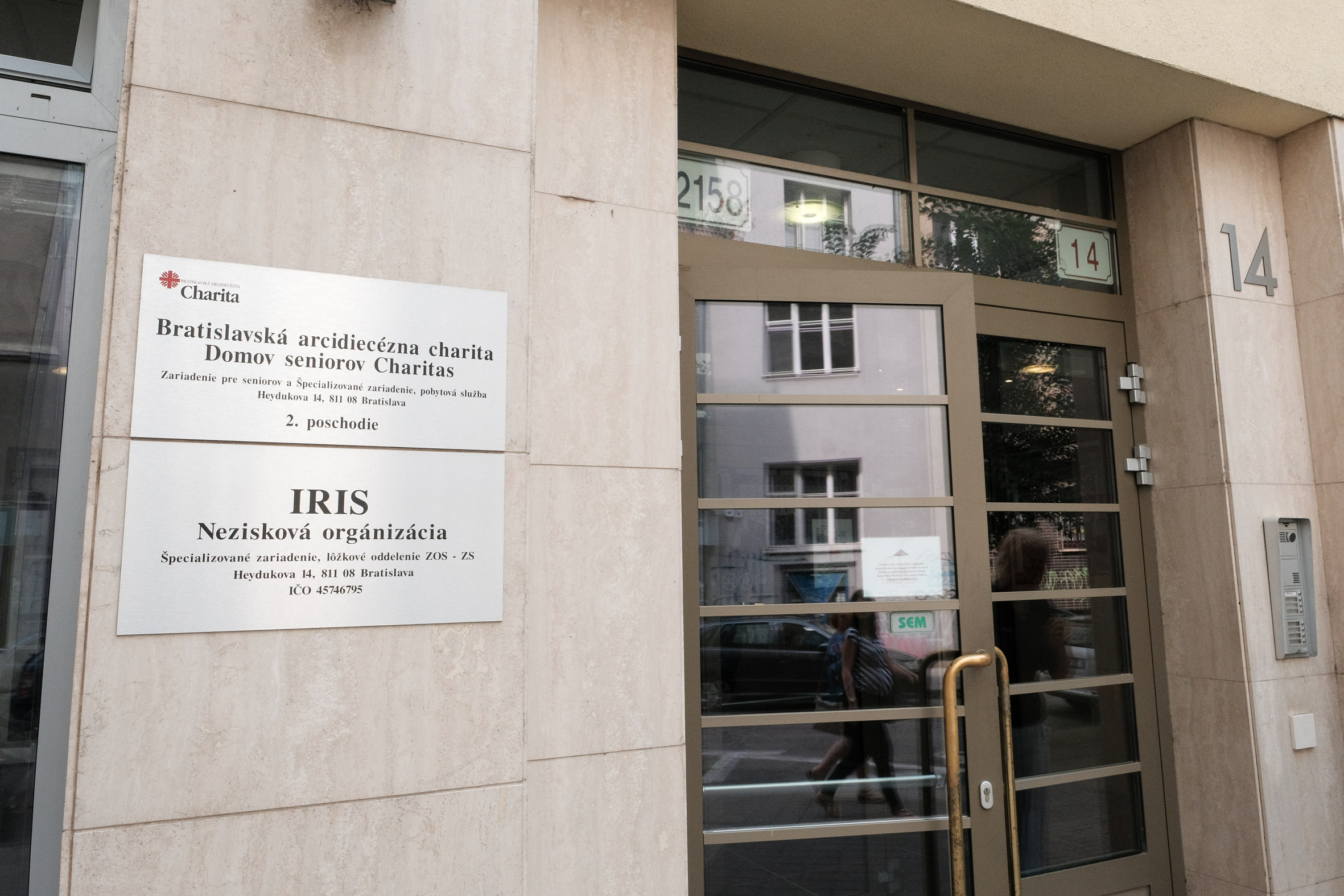 Vchod do zariadenia pre seniorov a zariadenia opatrovateľskej služby na Heydukovej ulici v Bratislave.