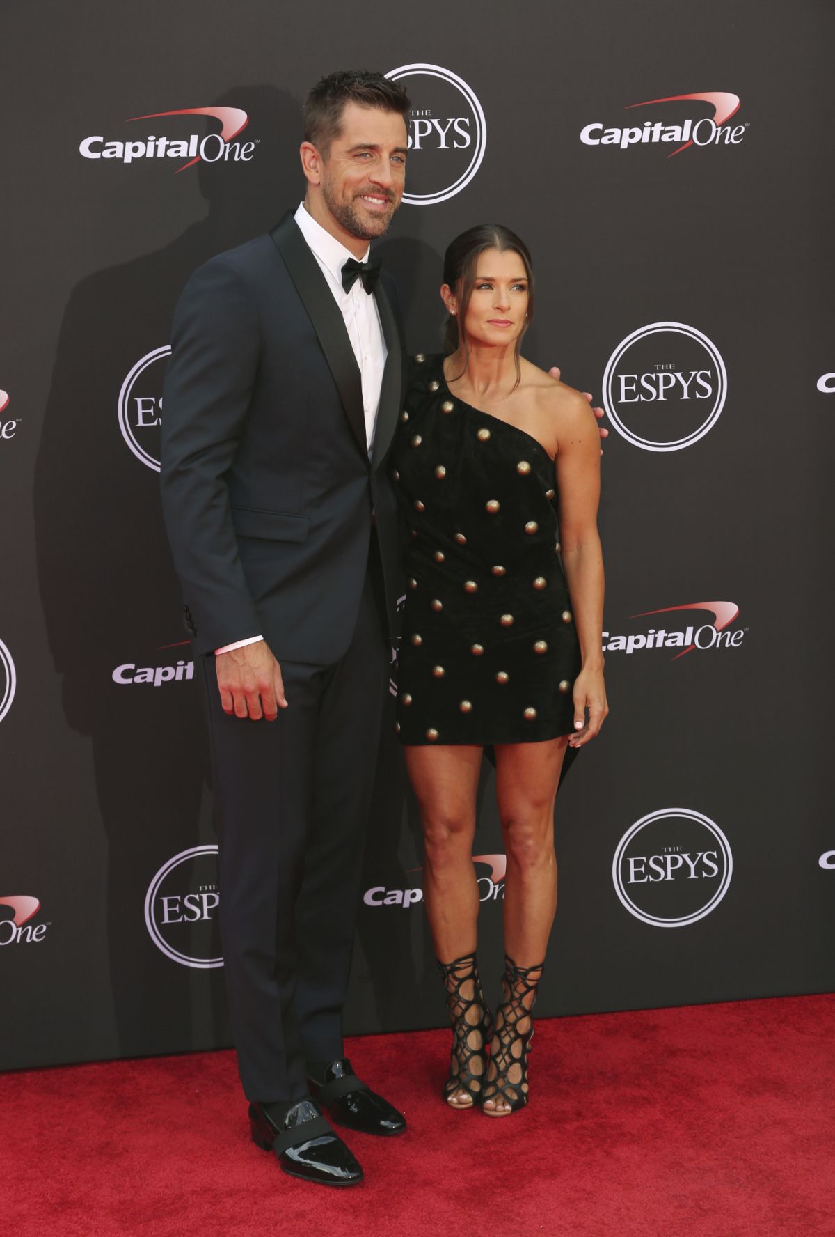 Športovec Aaron Rodgers a moderátorka večera Danica Patrick.