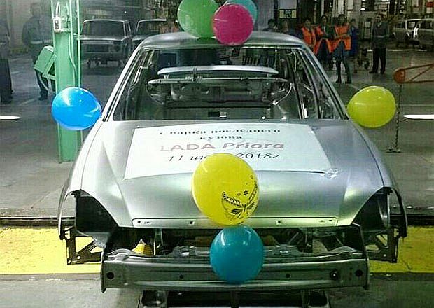 Automobilka sa rozlúčila so svojím typom ozdobením posledného exemplára balónikmi. Ale bez zamestnancov.