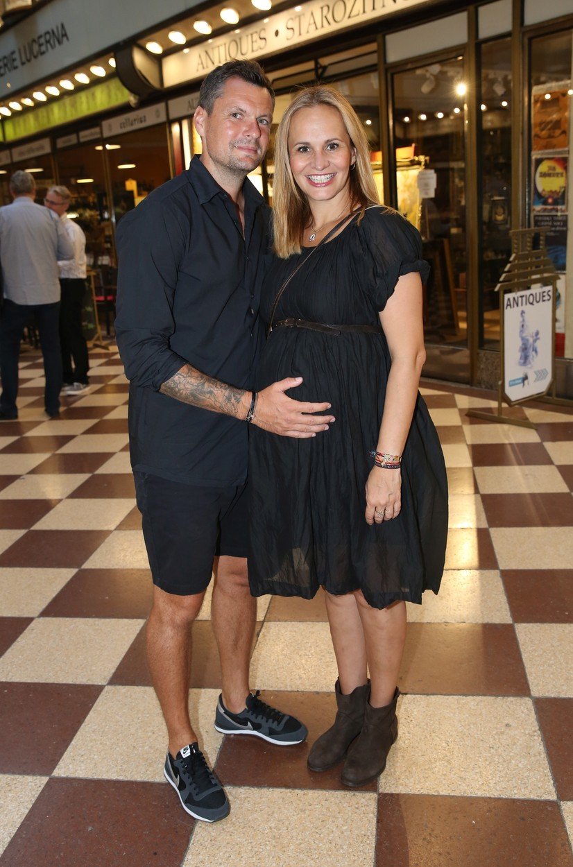 Monika Absolonová a Tomáš Horn na premiére komédie Chata na predaj.
