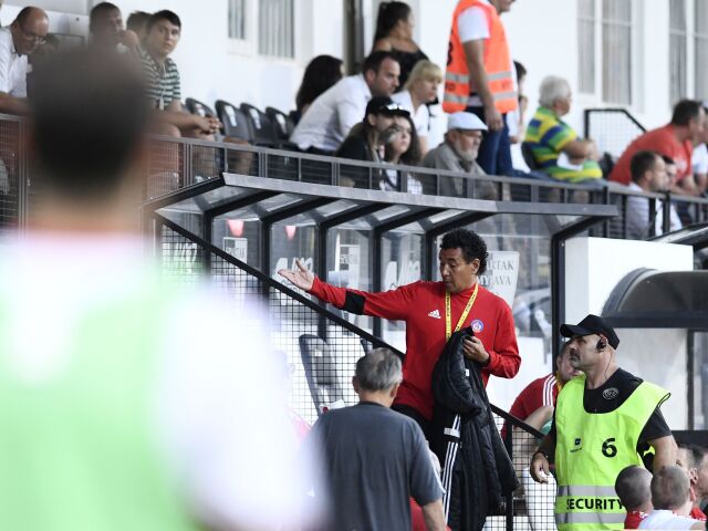 Tréner AS Trenčín Ricardo Moniz odchádza na tribúnu v zápase proti Ružomberku.