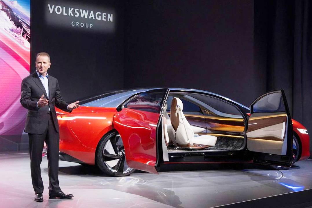 Herbert Diess si myslí, že tradičné svetové autosalóny začnú už čoskoro zívať prázdnotou. A aj preto čosi urobil. Zrušil účasť značky Volkswagen na nadchádzajúcej prehliadke v Paríži. Donedávna čosi nemysliteľné.