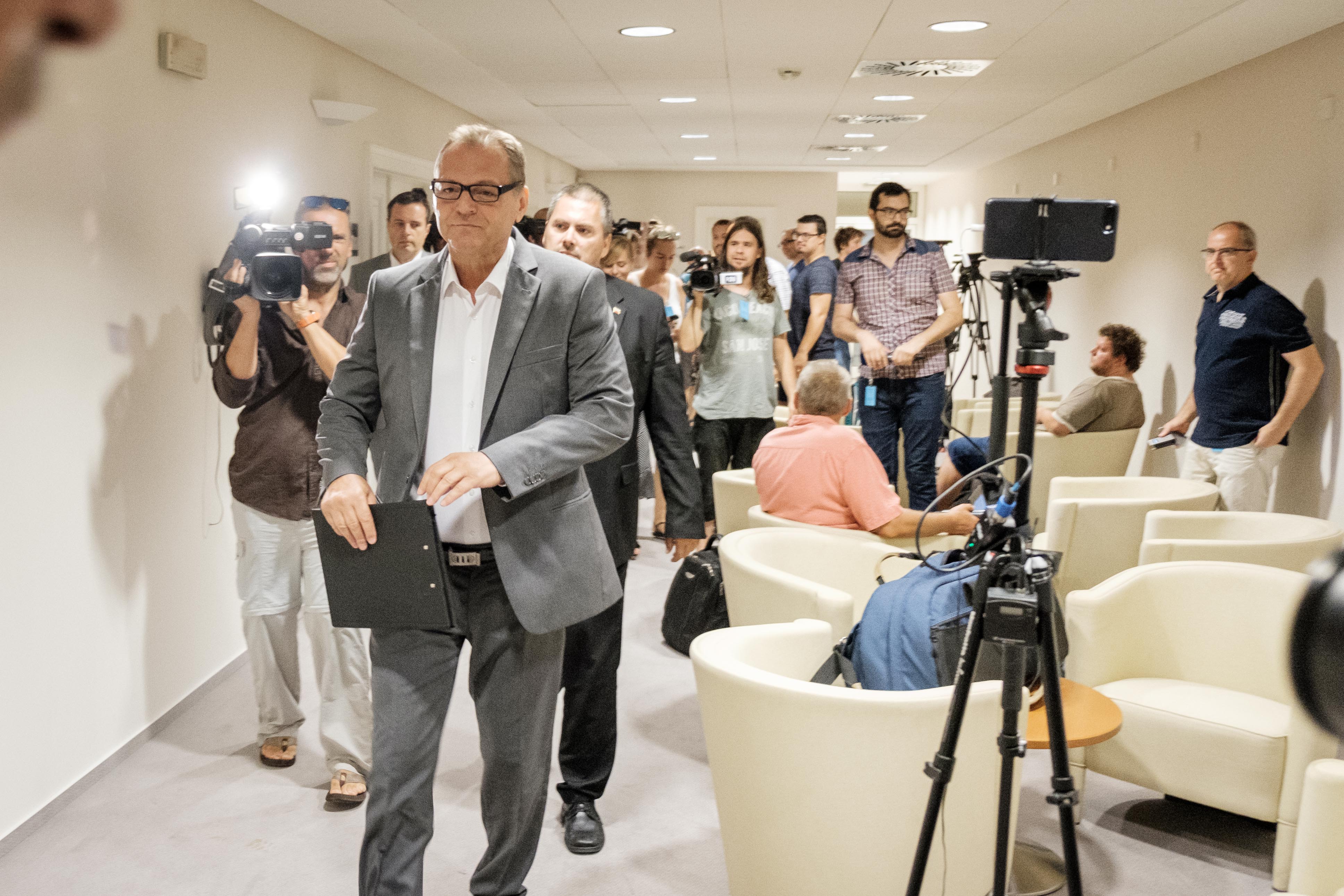Riaditeľ Slovenskej informačnej služby Anton Šafárik pred týždňom v parlamente prezradil, že tajná služba sa o tomto skutku dozvedela už niekoľko dní až týždňov po ňom a že zistenia posunula kompetentným.