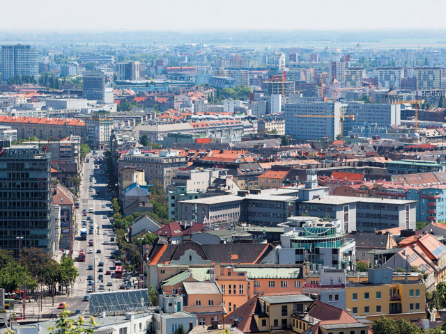 Bratislava, mesto, panoráma, byty, dsomy, pozemky