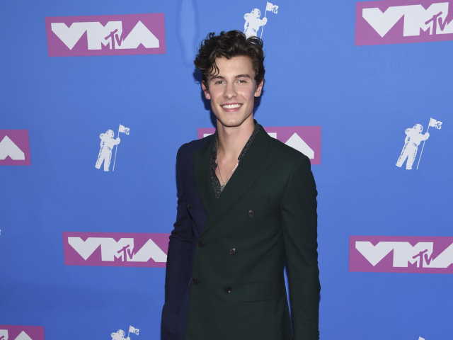 Spevák Shawn Mendes v obleku Paul Smith. 