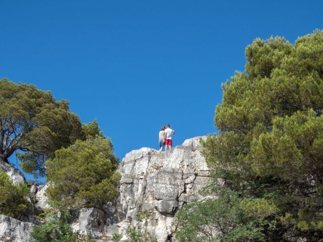 Turisti na skale.