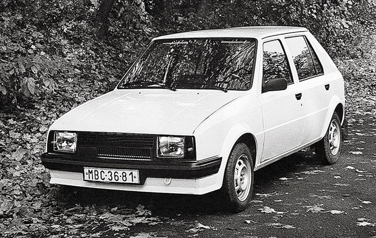 Ktorý experimentálny model z 80. rokov skúšal motor uložený vpredu naprieč?