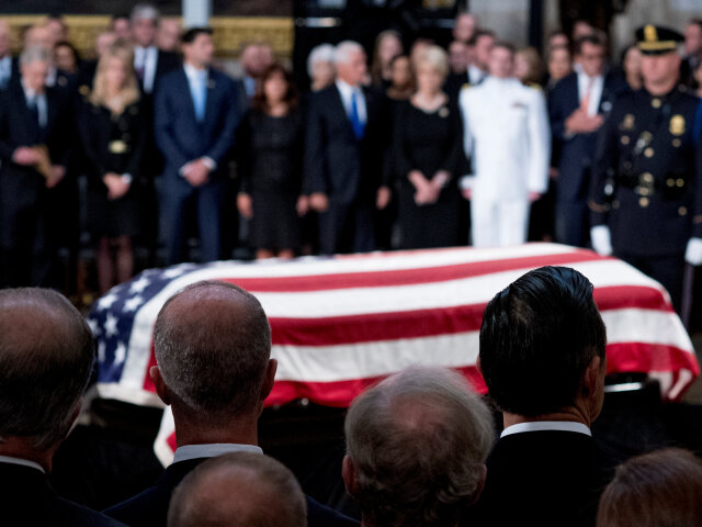 john mccain, rakva, usa, pohreb, zástava, vlajka