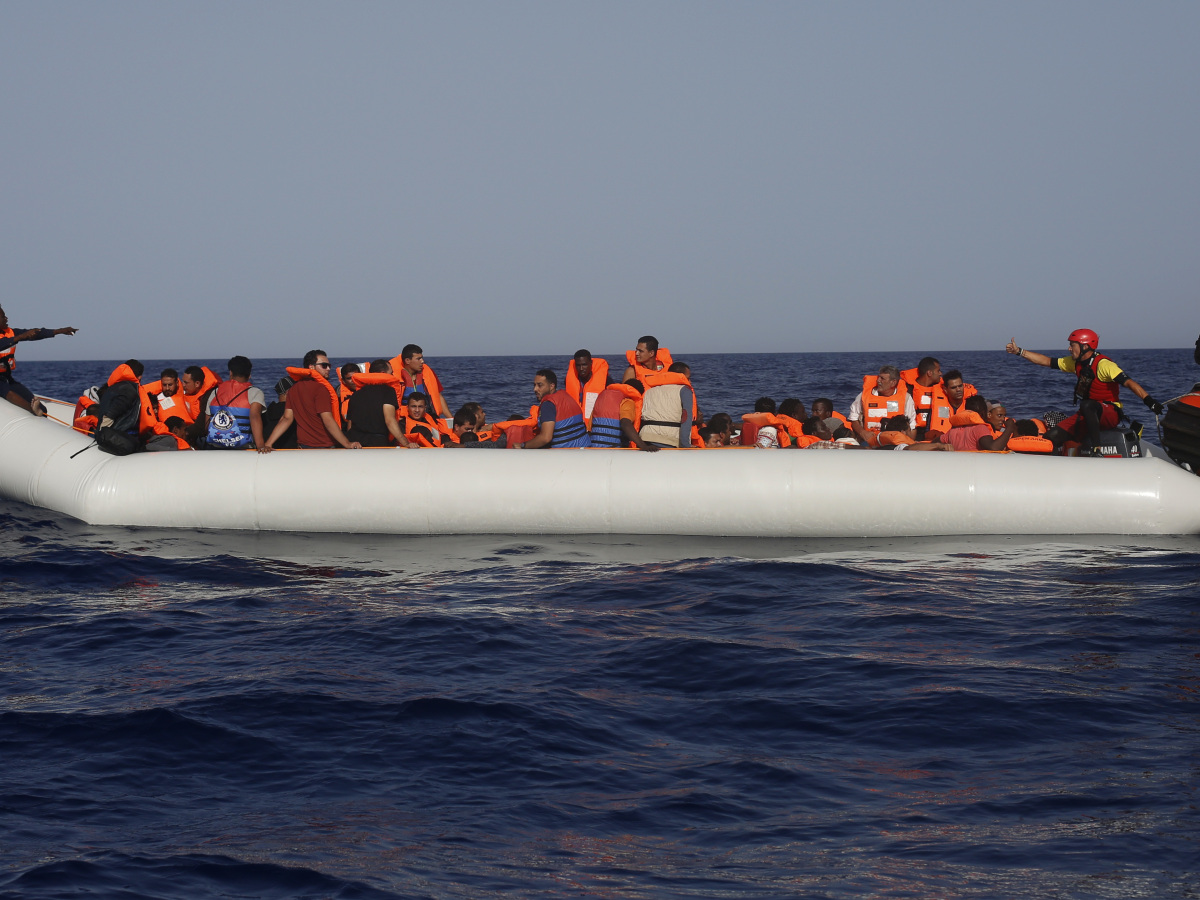 migranti, more, čln, loď