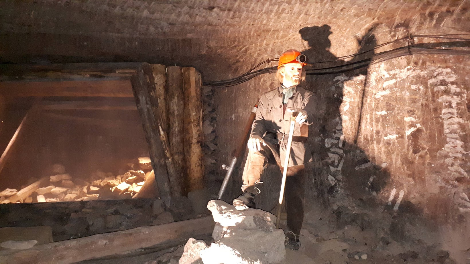 Interaktívnu prehliadku bane robí zaujímavejšou aj prenáška "baníka" o tom, ako sa ťaží soľ.