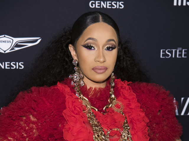 Raperka Cardi B ešte bez hrče na hlave.
