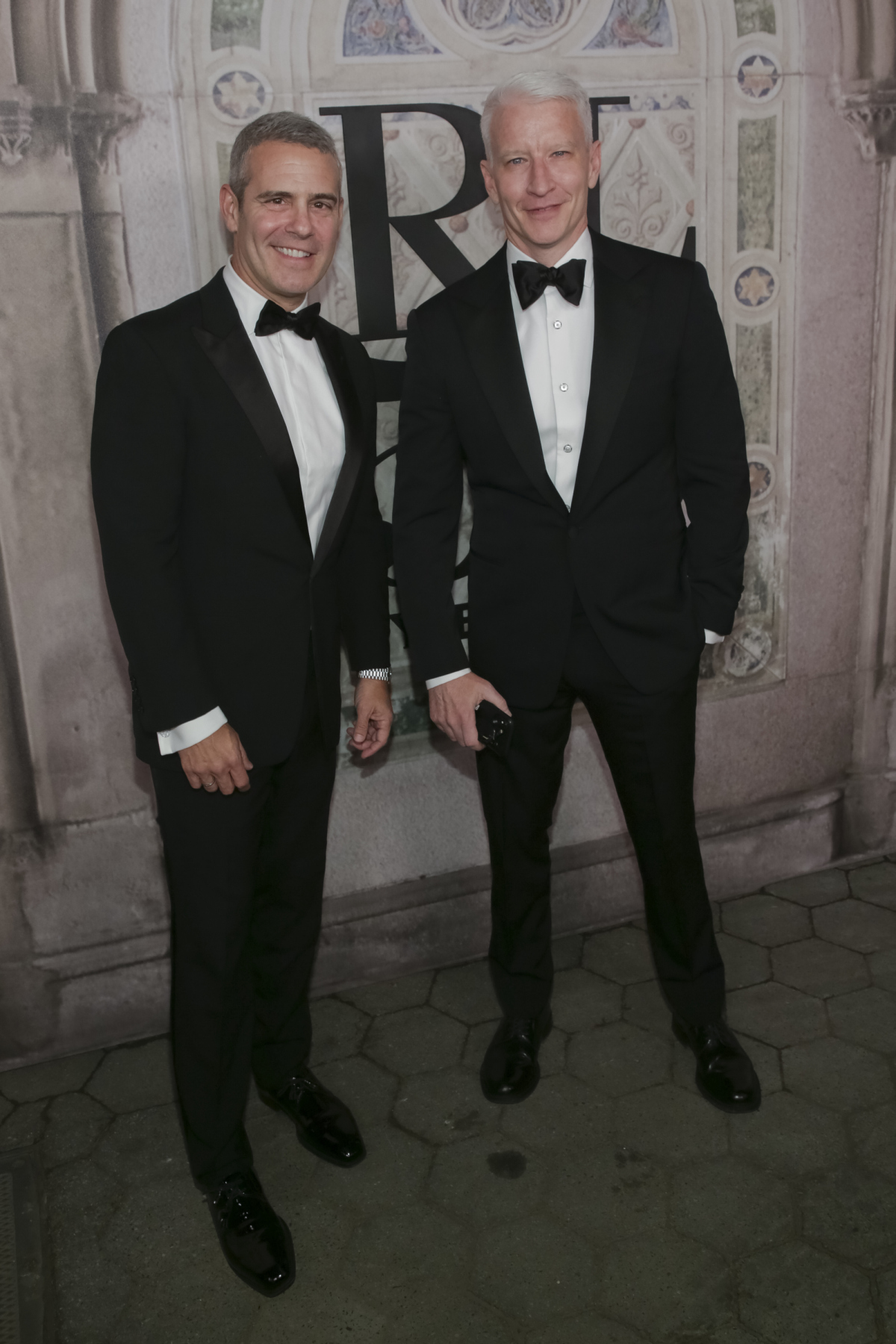 Moderátor Andy Cohen (vľavo) a jeho kolega a kamarát Anderson Cooper.