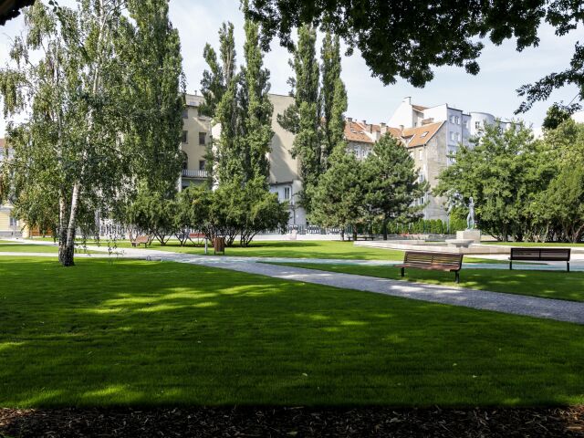 Landererov park na Šafárikovom námestí v Bratislave po revitalizácii.