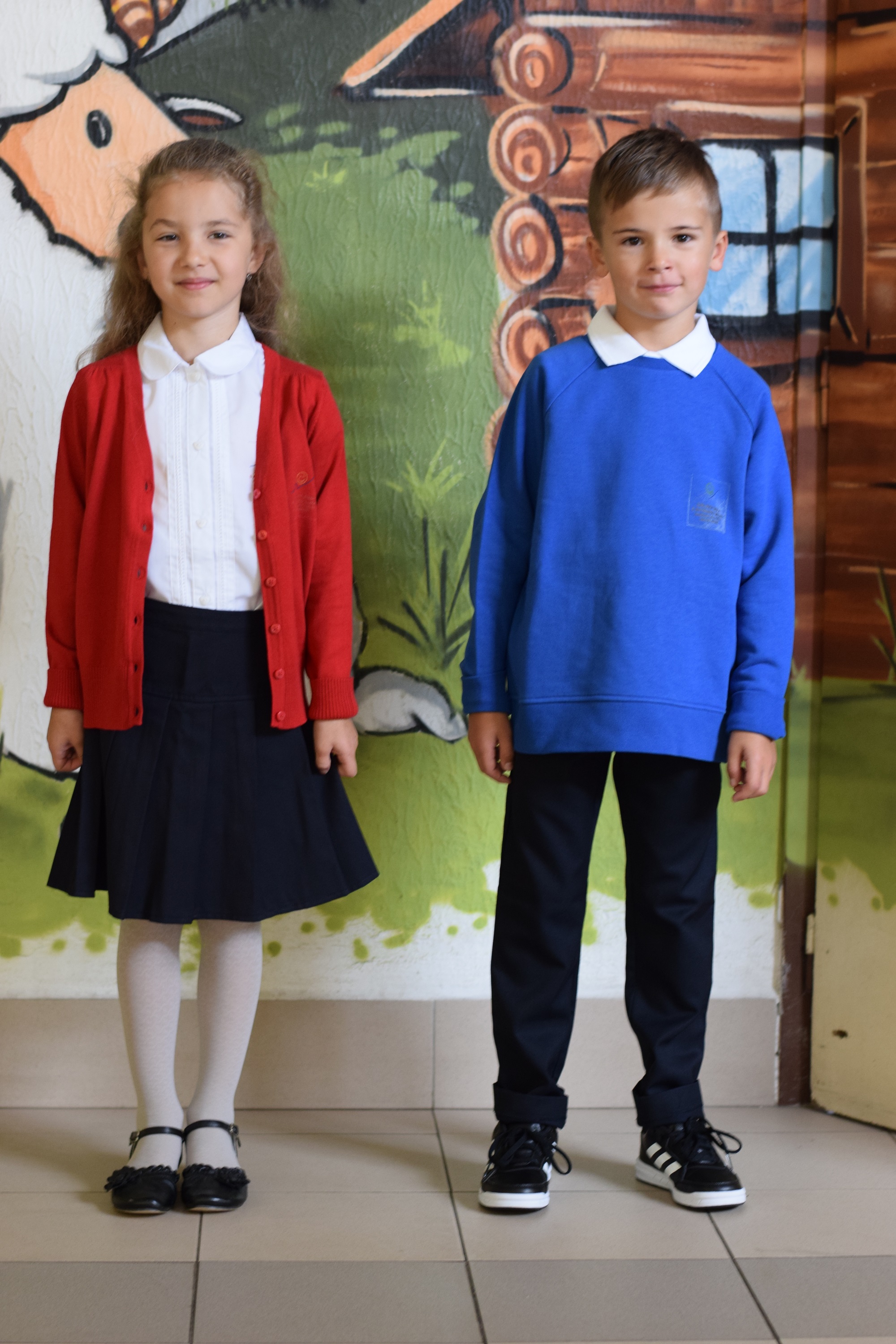 Žiaci Základnej školy v Liptovskom Mikuláši sa ukázali rodičom v navrhovaných uniformách pri otvorení nového školského roku.