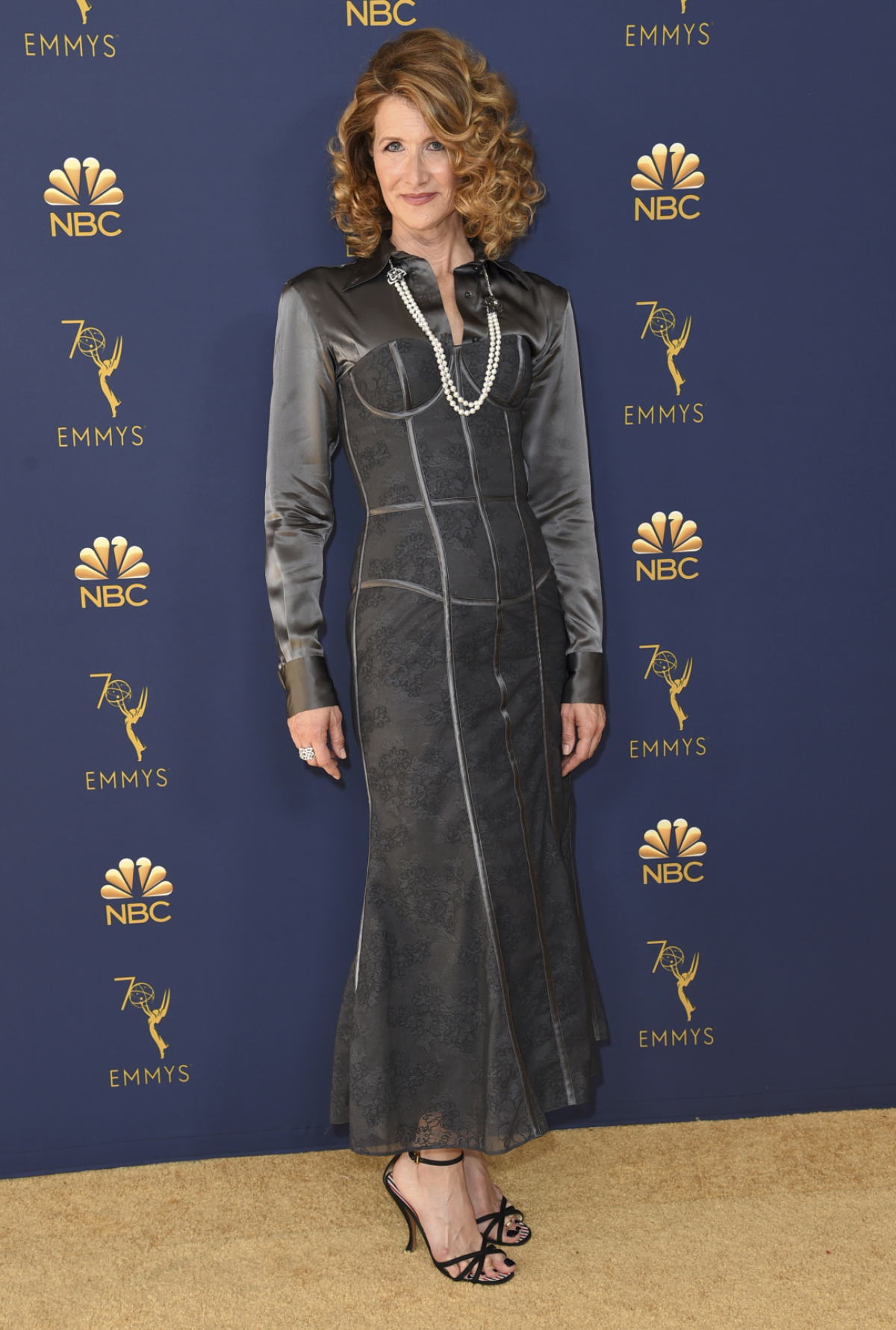 Herečka Laura Dern v kreácii Thom Browne. 