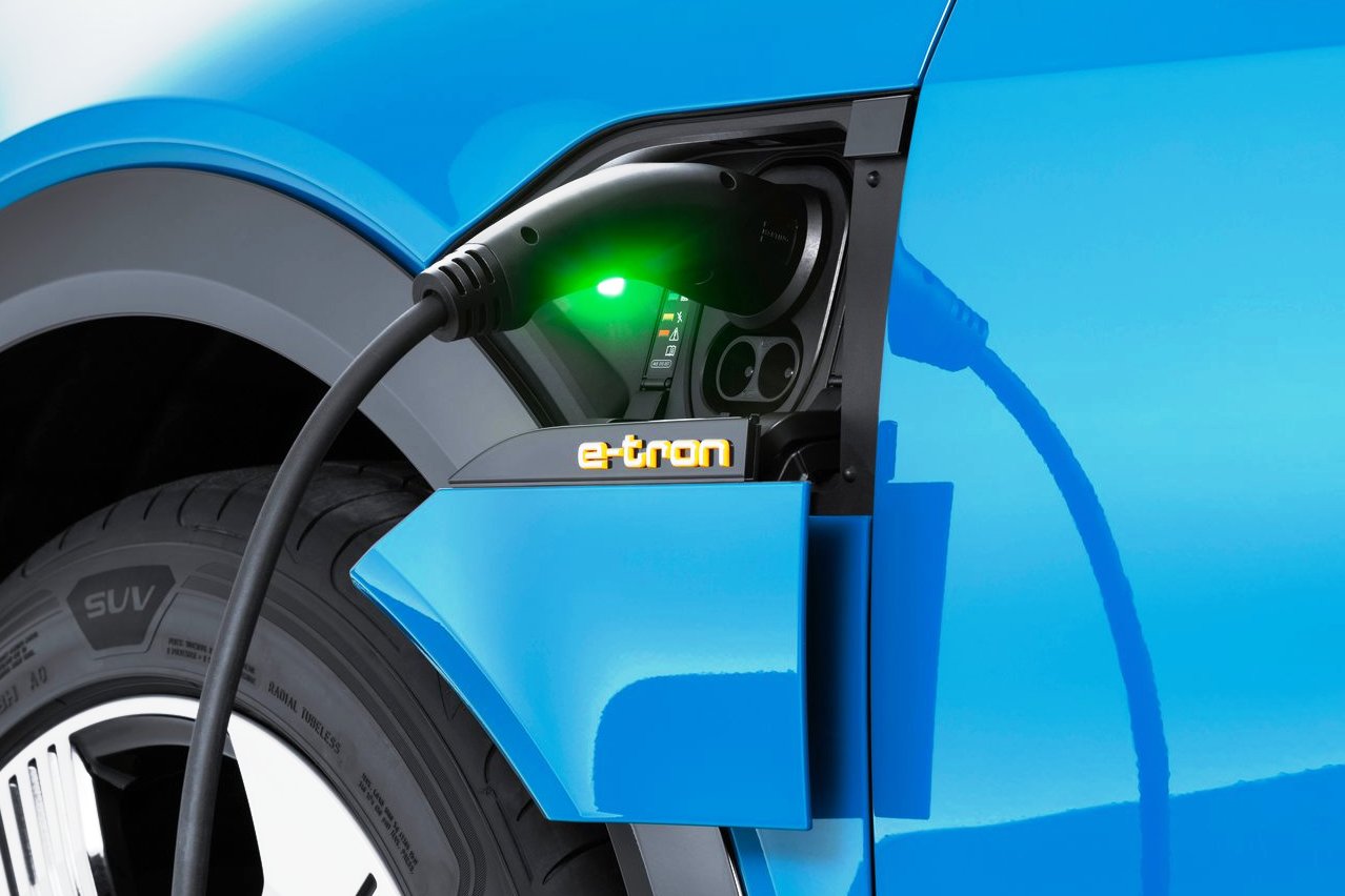 Budúce elektrické kupé Audi GT e-tron by malo byť schopné nabiť svoje akumulátory na nabíjacej stanici  s výkonom 350 kW za menej ako dvanásť minút. Tým sa priblíži k bežnému času tankovania.