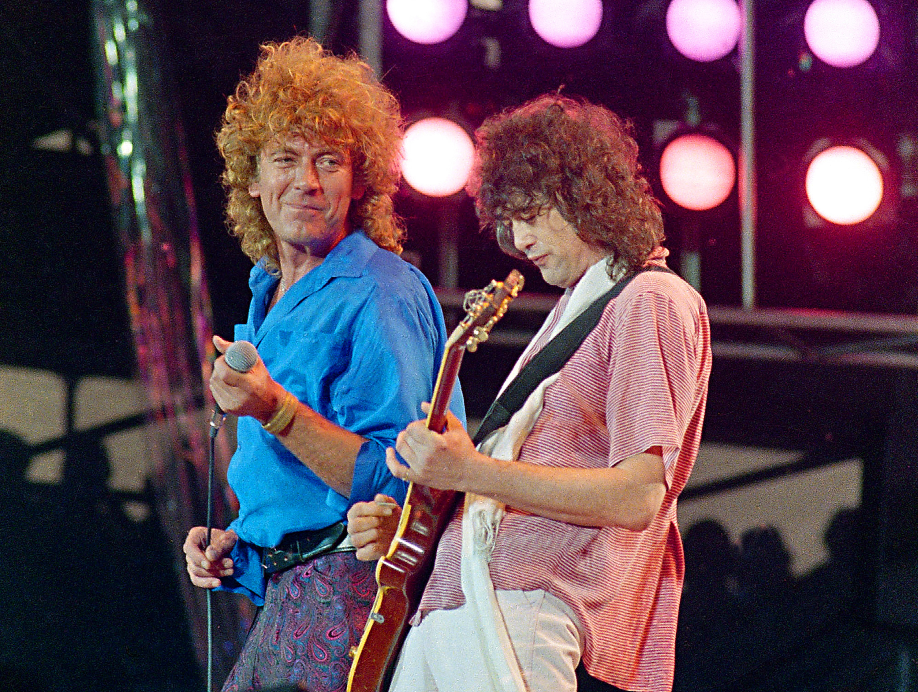 V roku 1985 vystúpili Robert Plant (zľava) a Jimmy Page spoločne na jednom pódiu prvý krát od rozpadu kapely.