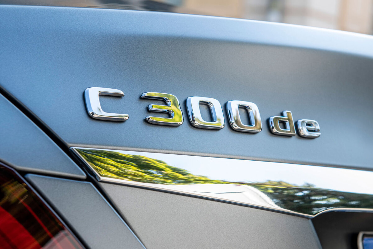 Mercedes-Benz  300 de - plug-in hybrid diesel