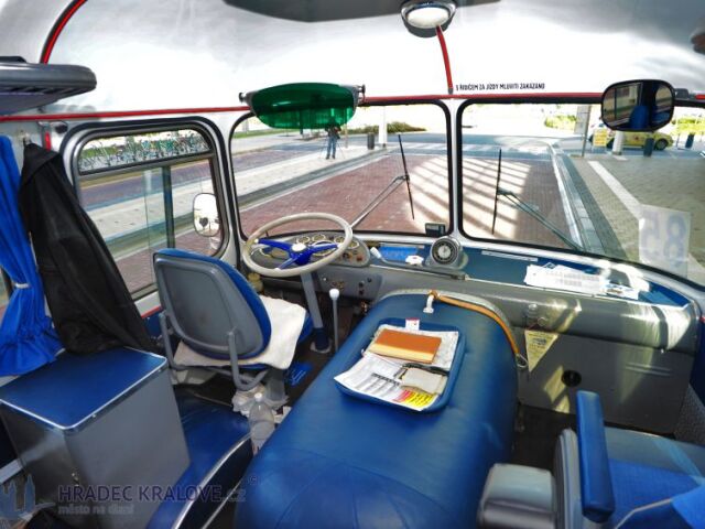 Veľkú časť prednej časti kabíny zaberal kryt motora. To bola daň za trambusovú koncepciu. Jednoducho, základy zdieľala „uhorka“ s nákladnou Škodou 706 RT.