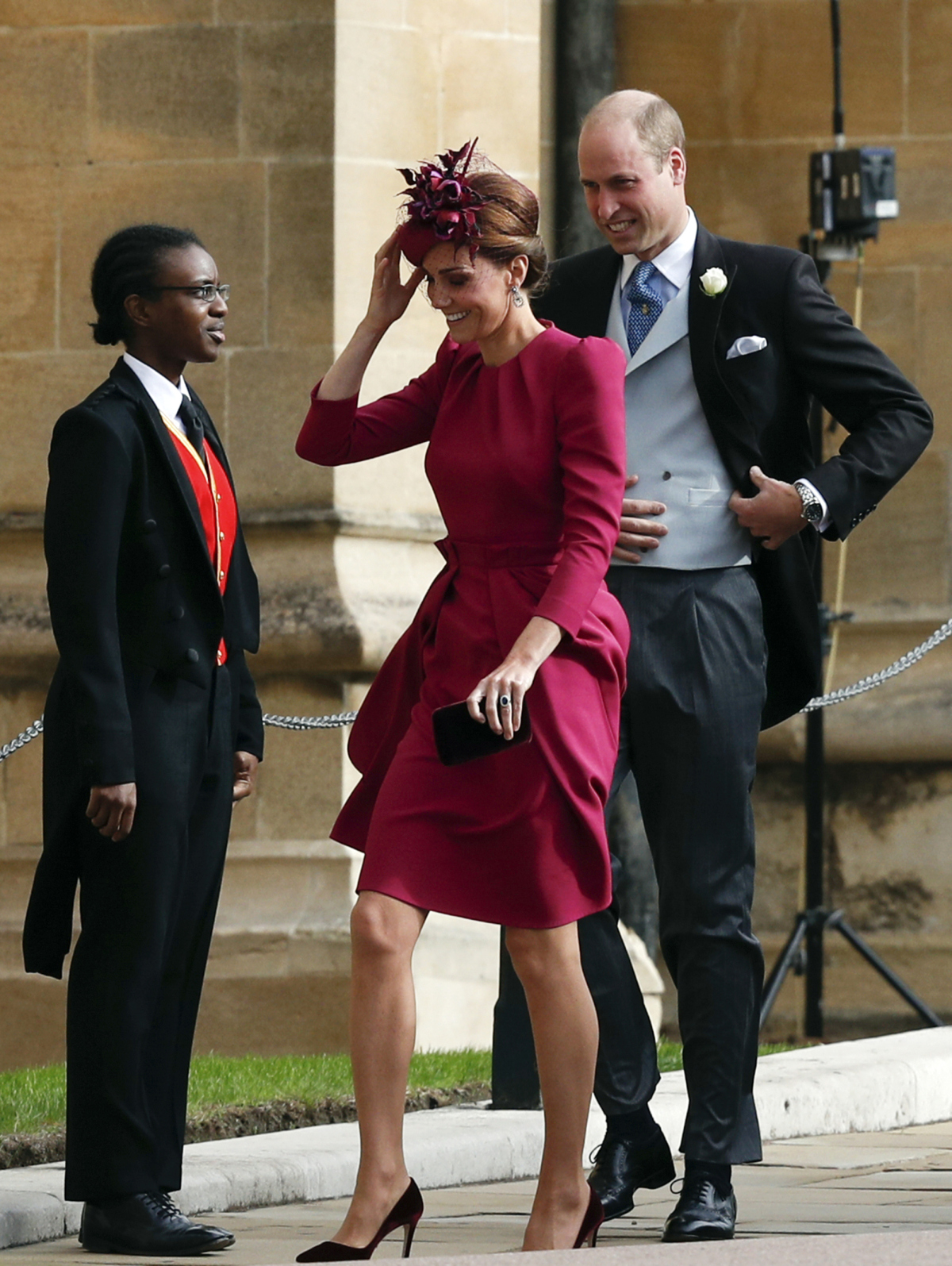 Britský princ William a Kate, vojvodkyňa z Cambridge prichádzajú na svadbu britskej princeznej Eugenie a jej dlhoročného priateľa Jacka Brooksbanka.