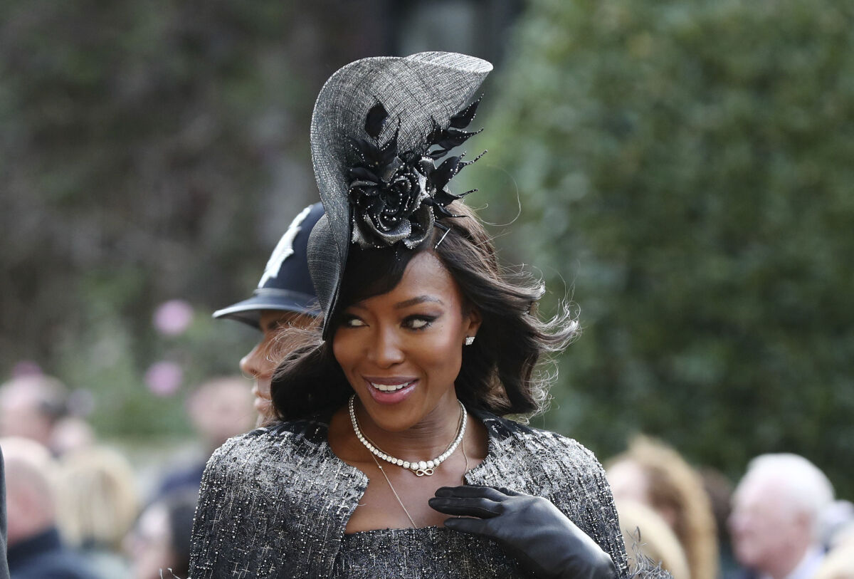 Modelka Naomi Campbell si tiež musela pridŕžať klobúk. 