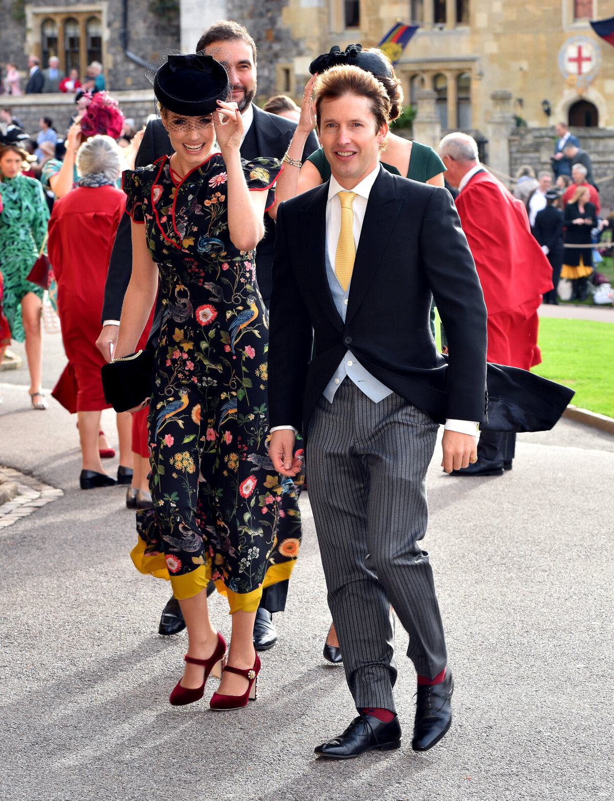 Sofia Wellesley a James Blunt prichádzajú na svadbu. 