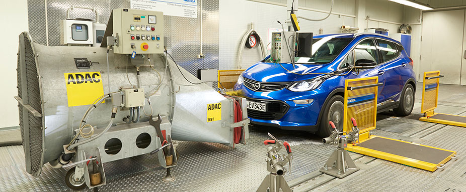 Na Ecoteste ADAC-u sa vlani zúčastnilo 100 nových vozidiel. Meralo sa na ceste aj v laboratóriu. Kritériá na autá sú prísnejšie ako zákonné požiadavky kladené na výrobcov.