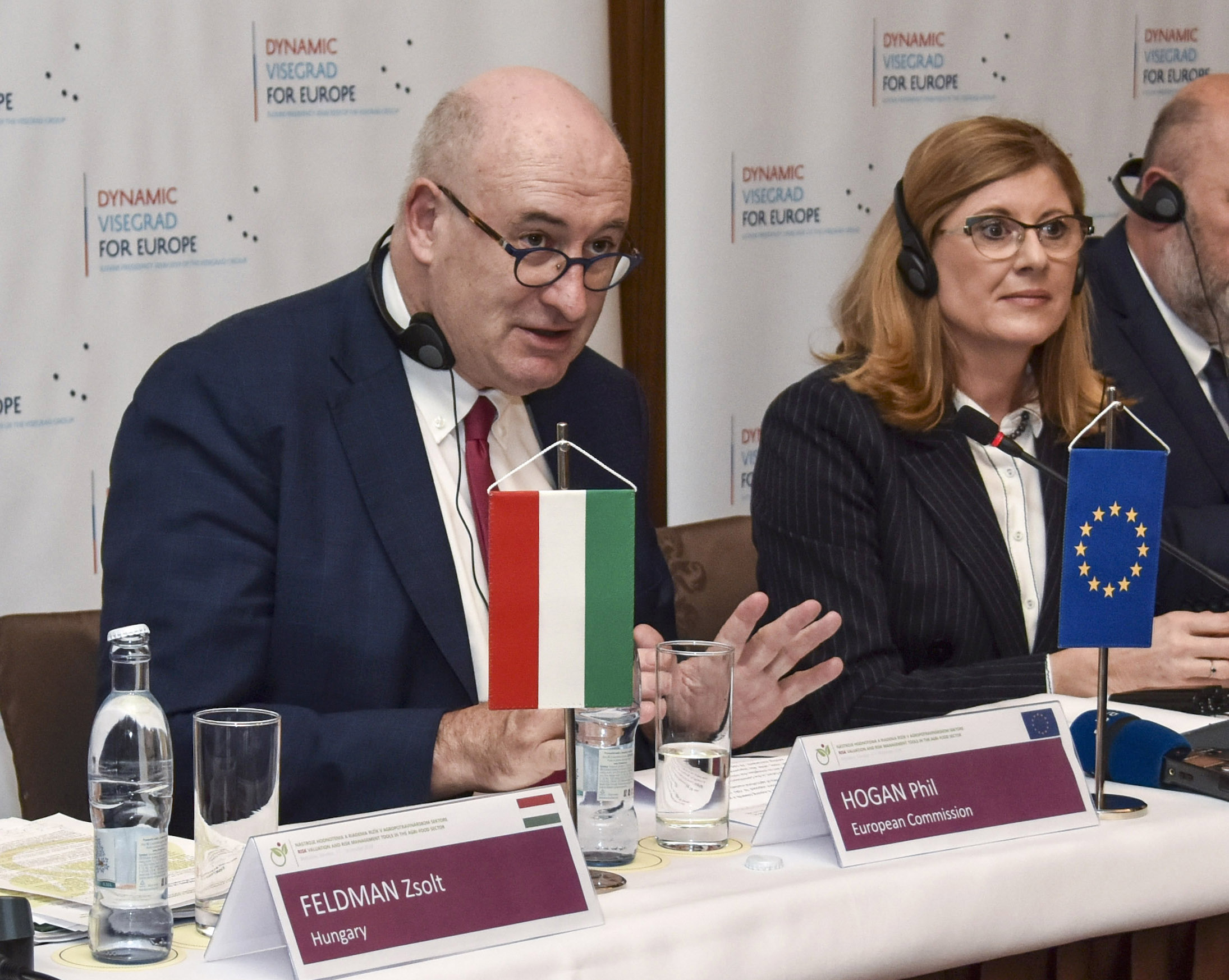 Eurokomisár pre poľnohospodárstvo a rozvoj vidieka Phil Hogan a ministerka pôdohospodárstva a rozvoja vidieka SR Gabriela Matečná na rokovaní v Bratislave.