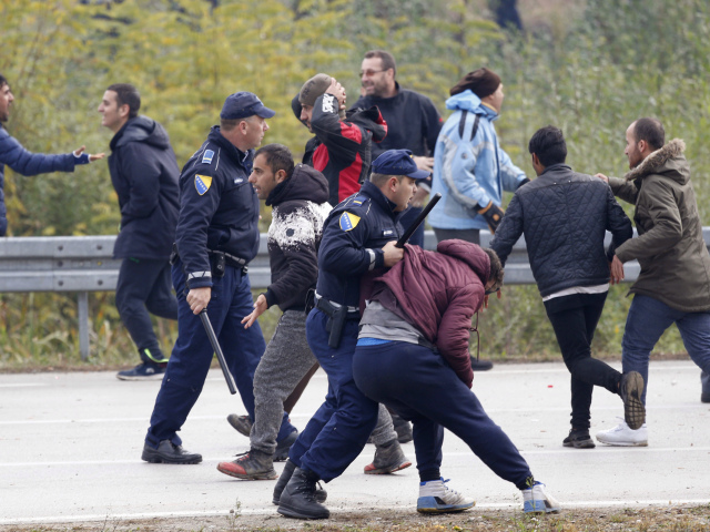 Bosna chorvátsko migranti stret polícia bitka hranice