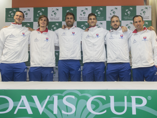 Slovenský daviscupový tím (zľava): Filip Polášek, Filip Horanský,  Norbert Gombos, Martin Kližan, Andrej Martin a nehrajúci kapitán Dominik Hrbatý pred stretnutím proti Bielorusku.