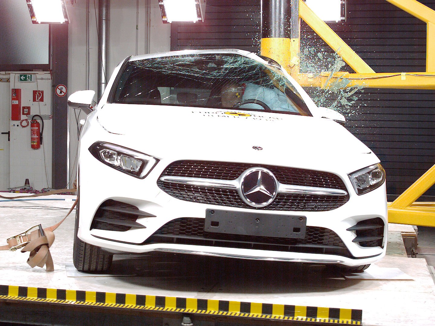 Mercedes-Benz triedy A v crastestoch naozaj exceloval. Nemal slabé miesto a chráni nielen posádku, ale aj chodcov a cyklistov.
