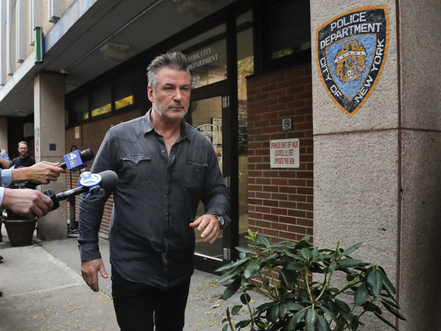 Herec Alec Baldwin odchádza z policajnej stanice v New Yorku.
