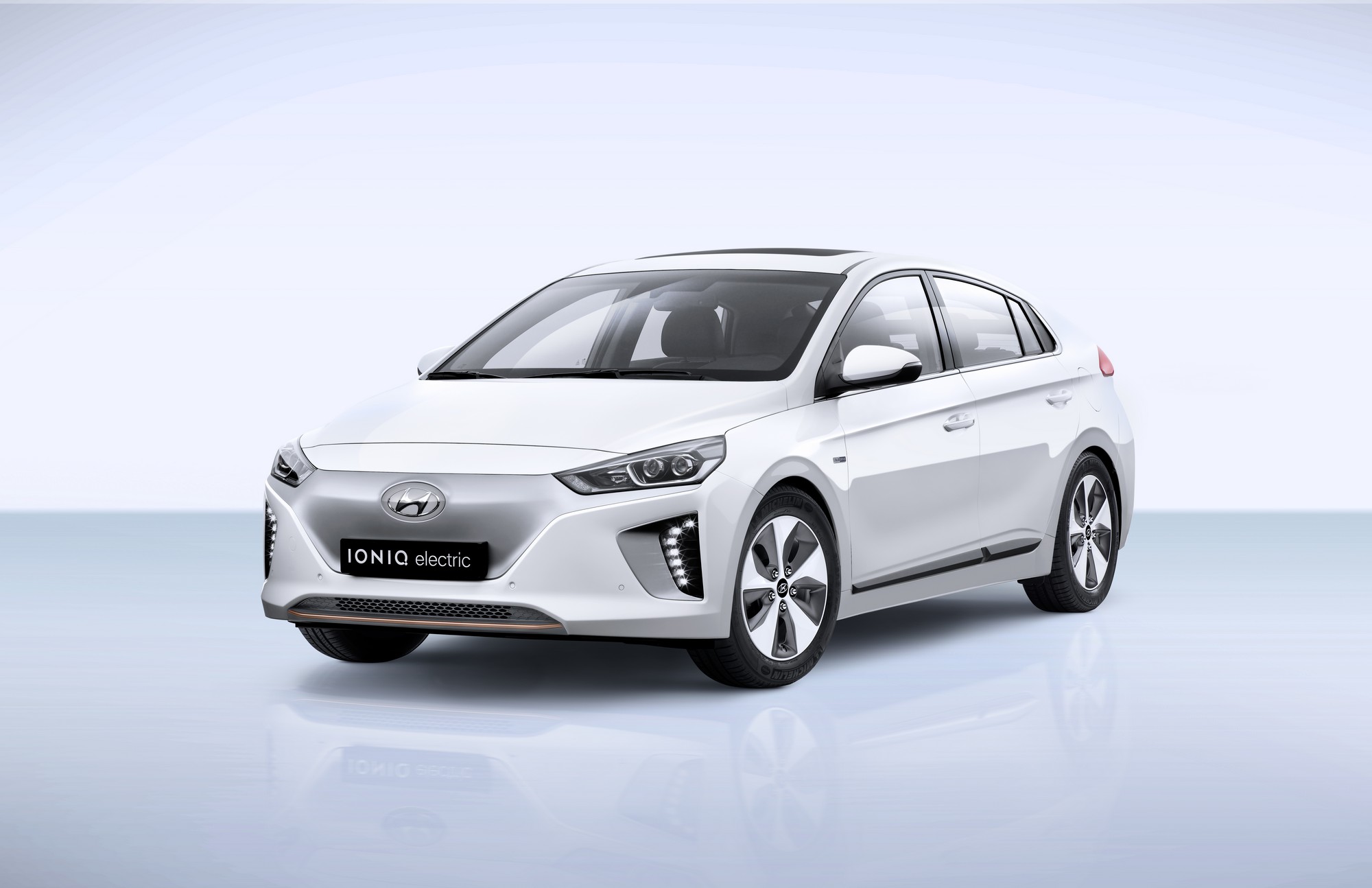 Elektrický Ioniq spoznáte podľa plnej masky chladiča. Hybridné verzie majú štandardnú mriežku.