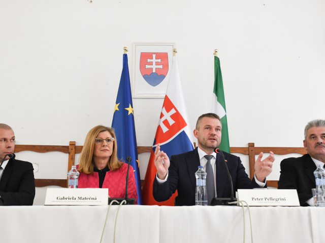VLÁDA, Rokovanie 128. schôdze vlády SR. Pellegrini, Matečná, Peter Kovařík, korupcia