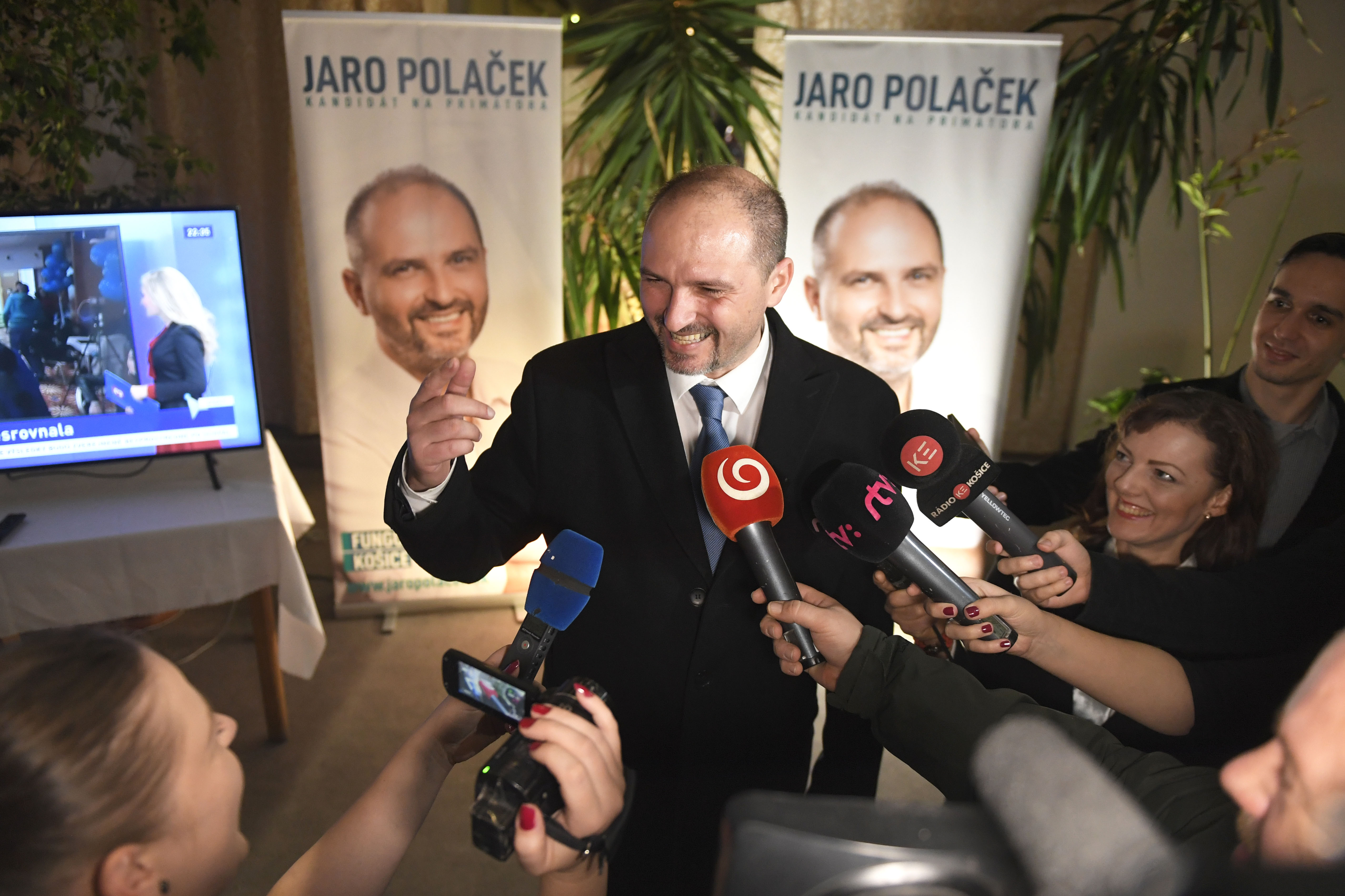 Kandidát na primátora Košíc Jaroslav Polaček sa usmieva na novinárov po príchode na volebnú noc po voľbách do orgánov samosprávy obcí v Košiciach
