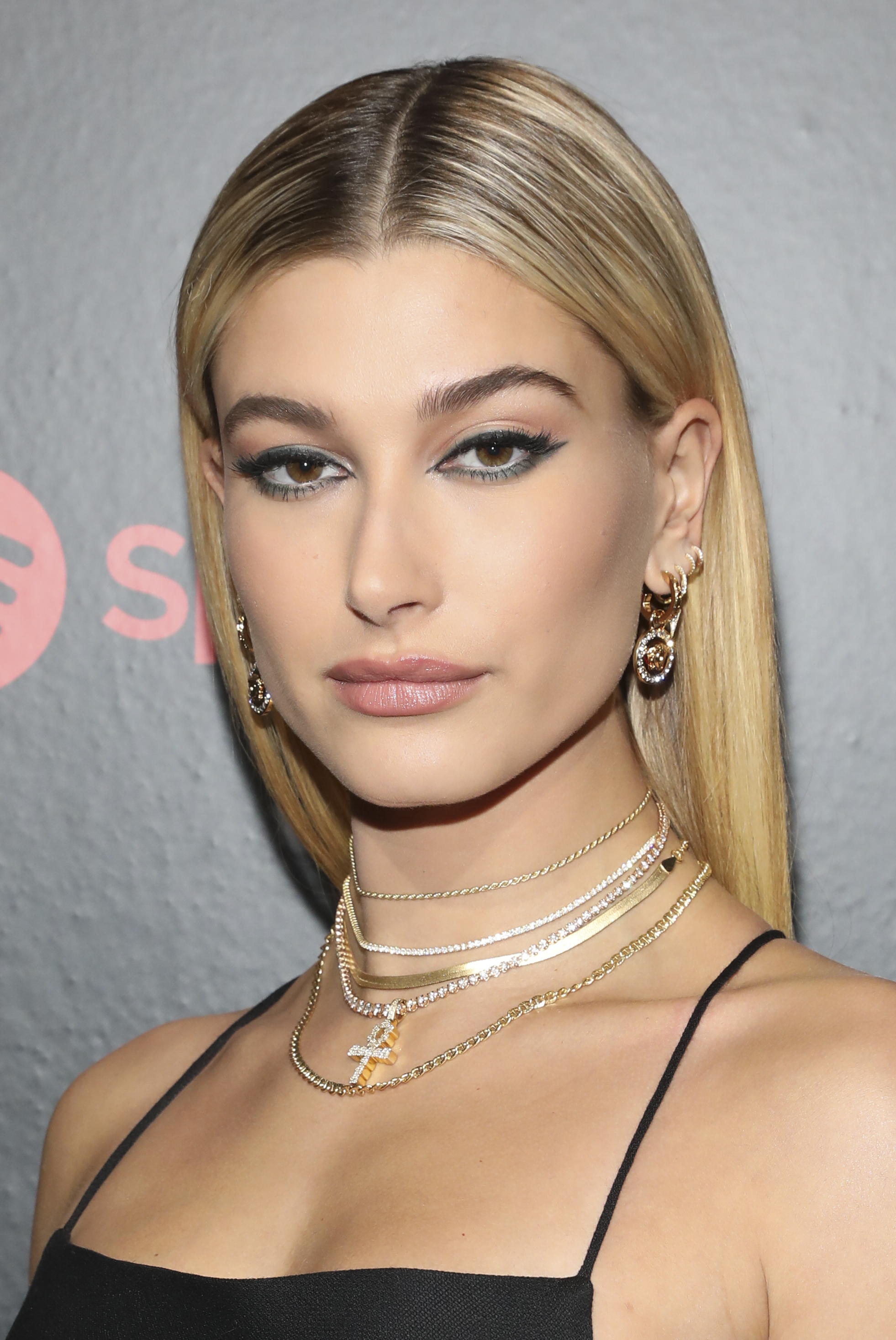 Topmodelka Hailey Baldwin na archívnom zábere.