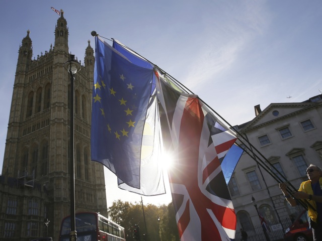 Británia, Brexit, EÚ, vlajky, parlament