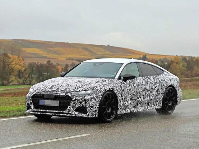 Ingolstadt už nové Audi RS7 Sportback usilovne testuje, samozrejme, s dôkladnou kamuflážou.