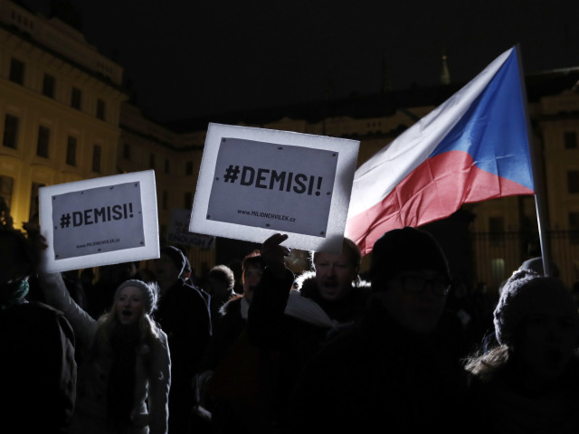 česko, babiš, protest, praha, vlajka