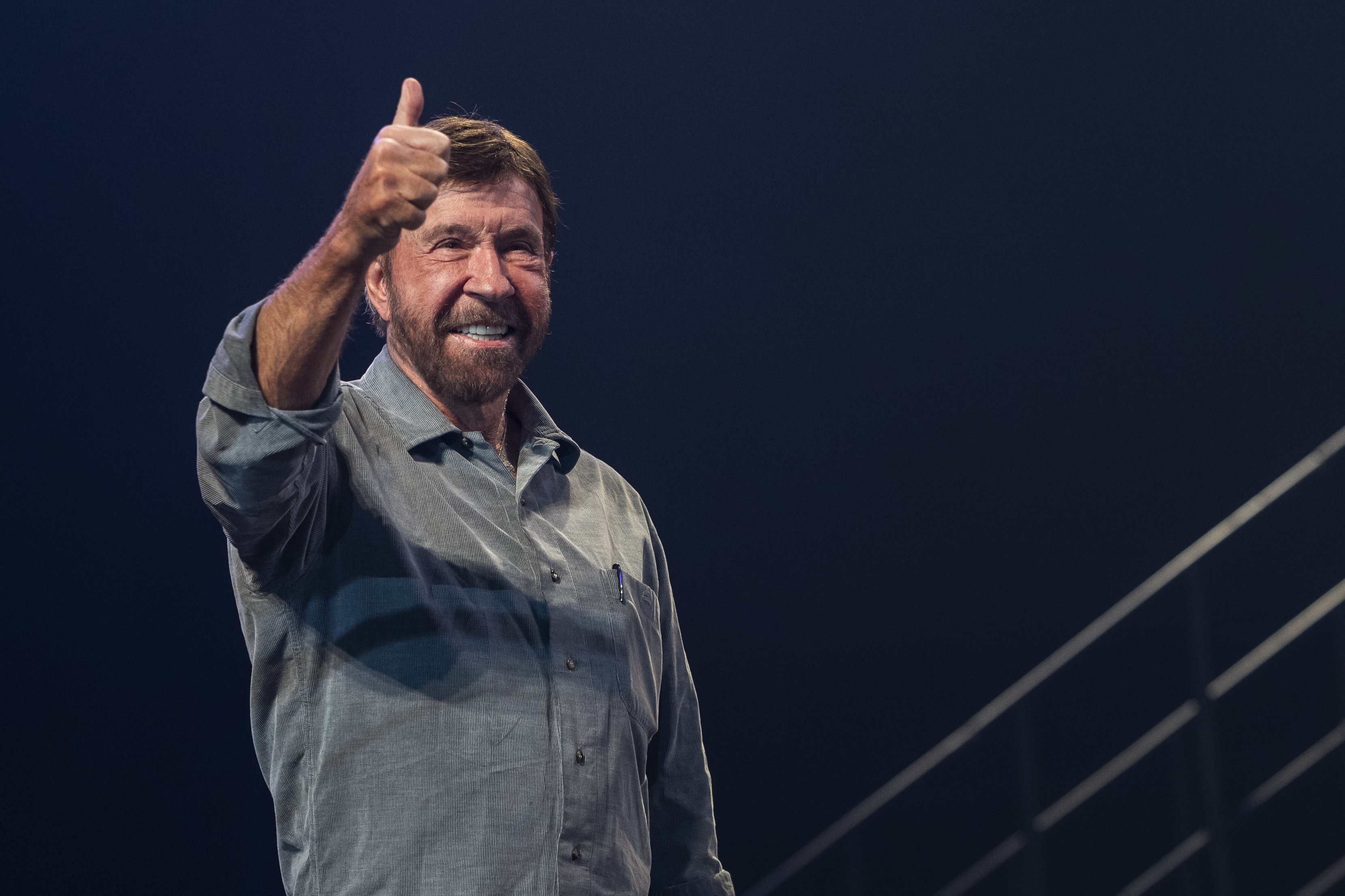 Legendárny hrdina akčných filmov, americký televízny a filmový herec Chuck Norris.
