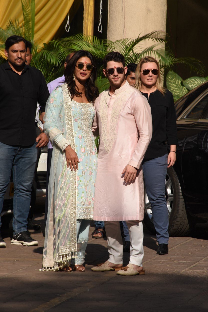 Herečka Priyanka Chopra a jej snúbenec Nick Jonas počas jedného z povinných svadobných rituálov. Tradičný ceremoniál Puja sa konal v Bombaji.