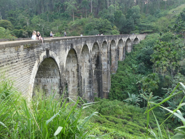 Na kultovom Nine Arch Bridge v Elle sa cestovatelia s obľubou fotia.