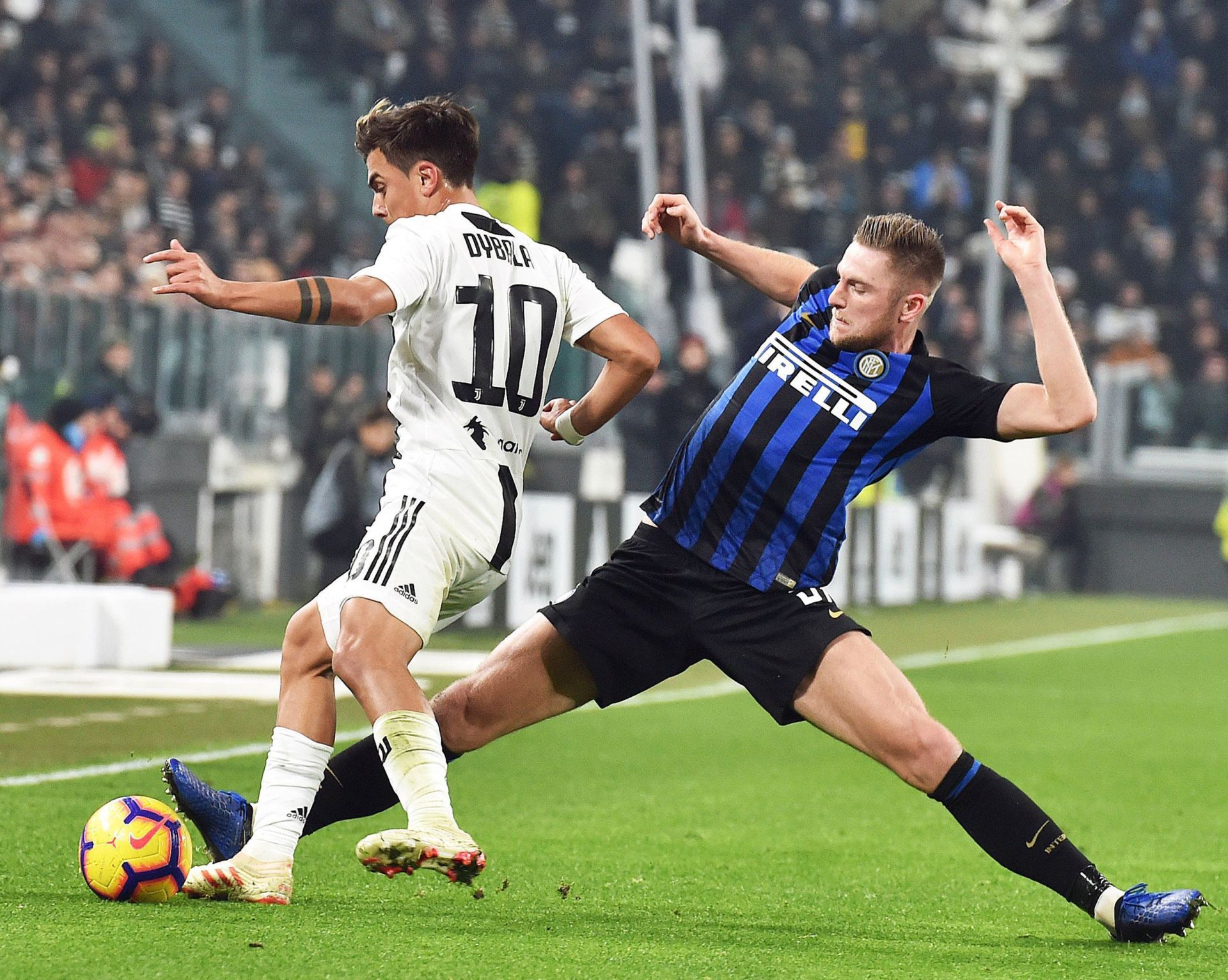 Paulo Dybala z Juventusu a Milan Škriniar z Interu v súboji o loptu.
